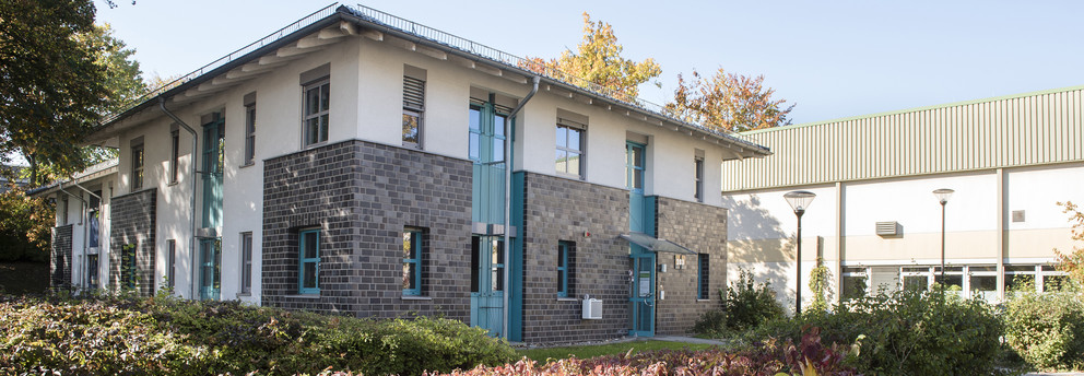 Baroper Straße 283 Baroper Straße 283 - Zweistöckiges Gebäude mit grau-weißer Fassade und türkisen Fensterrahmen